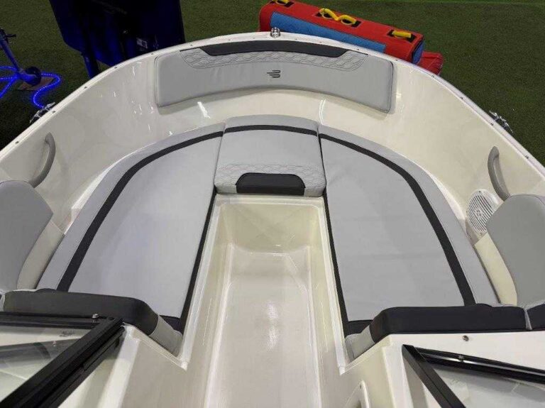 2026 Bayliner M17 - Full Windshield US-BLBX1754A626 [photo 13]